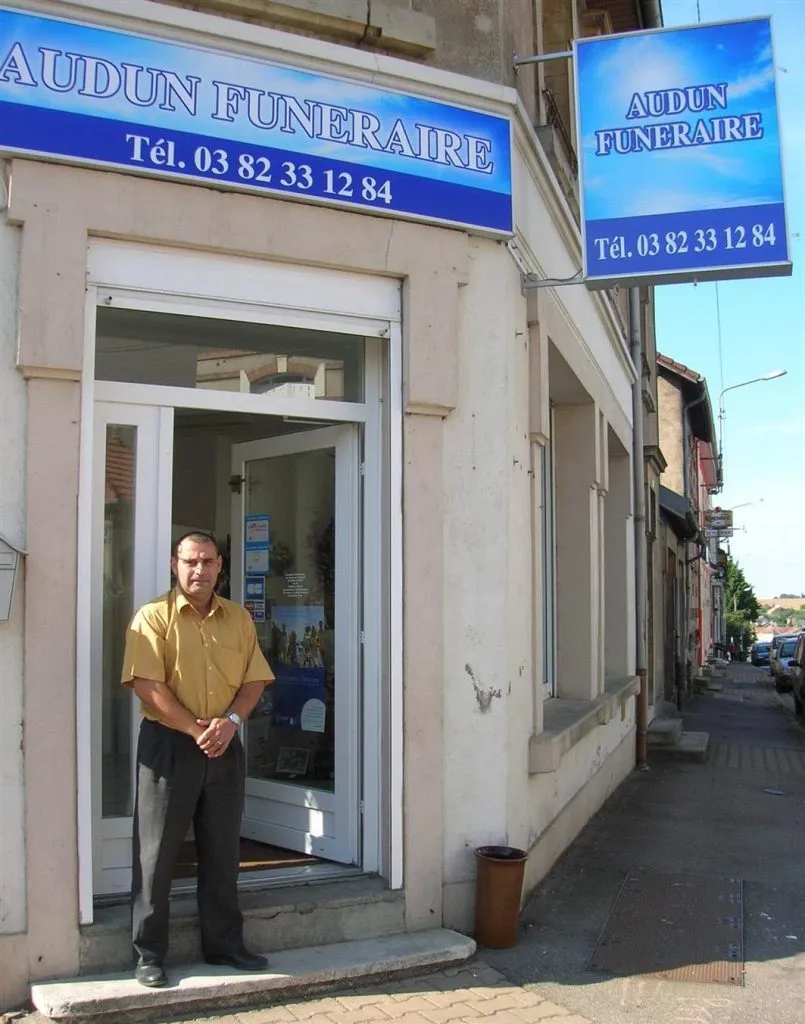 Devanture du magasin Pompes Funèbres Audun Funéraire avec le dirigeant