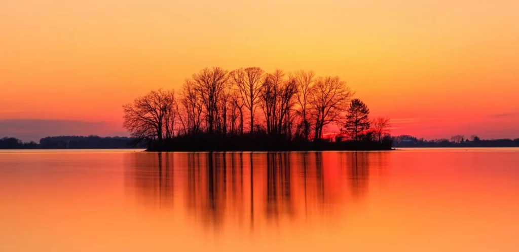 Paysage apaisant au coucher du soleil évoquant le souvenir et la sérénité