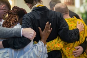 Soutien de la famille et rassemblement des proches lors d'une cérémonie funéraire